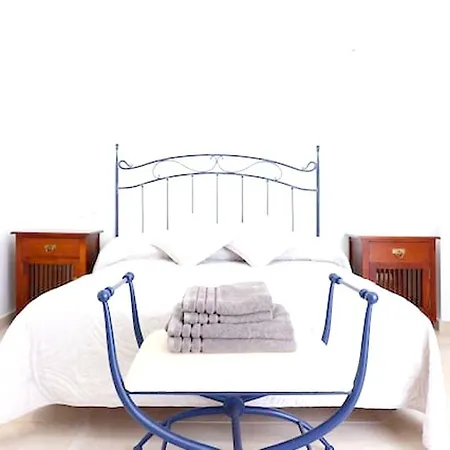 With 3 Bedrooms In With Wifi Apartment Marbella