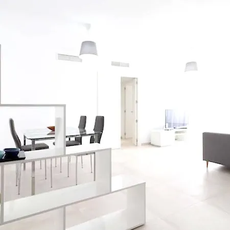 With 3 Bedrooms In With Wifi Apartment