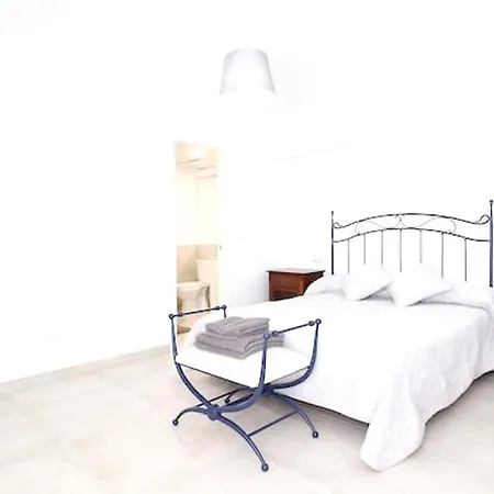 With 3 Bedrooms In With Wifi Apartment Marbella